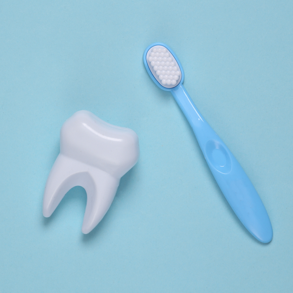 تنظيف الأسنان لدى الطبيب أم في المنزل؟ أيهما أفضل؟
